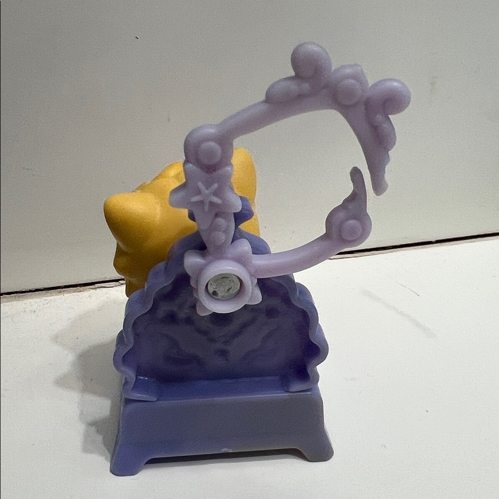 Cute LPS Yellow Cat Figurine on Purple Throne Keychain - Picture 2 of 2
